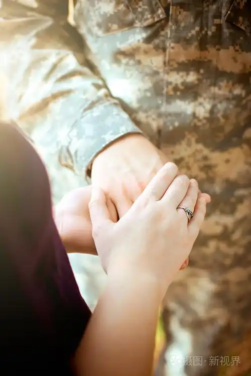 军事夫妇手牵着手