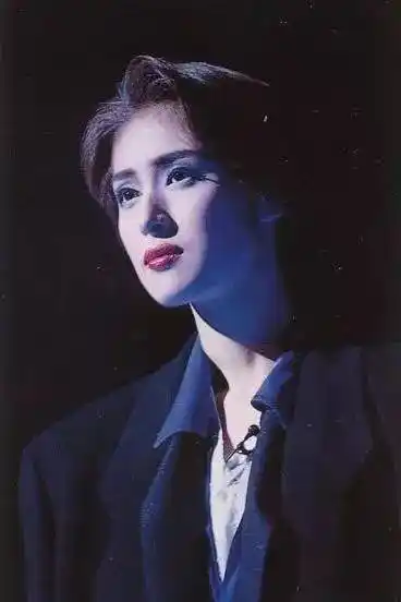 天海佑希小姐姐的女王气从哪儿来这要说到捧红她的宝冢市以及它背后的