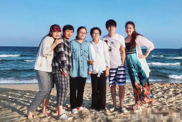 玖月奇迹王小海曝全家福度假照夫妻俩好甜蜜