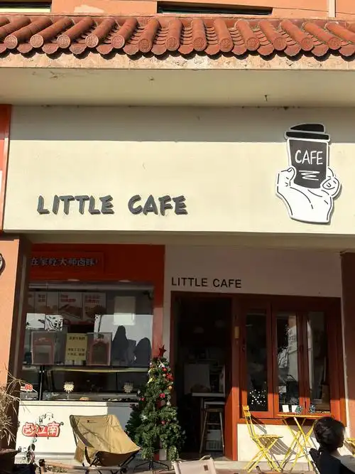 新年的第一杯咖啡 温暖的阳光,温热的拿铁,米色门头非常可爱的小店