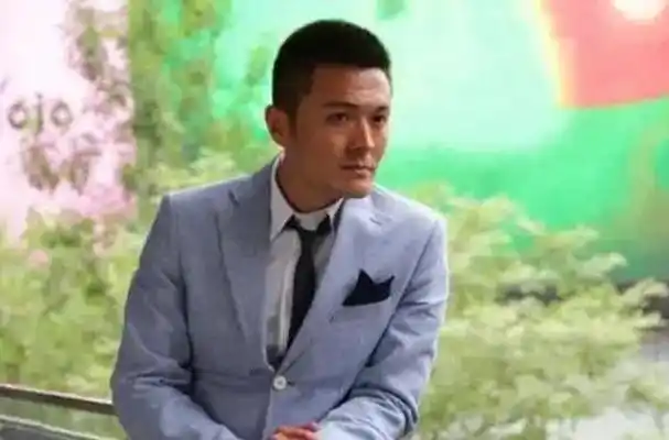 于小伟首次踏上事业之路是在2001年,他在影片《杨洋三嫁》中饰演角色.