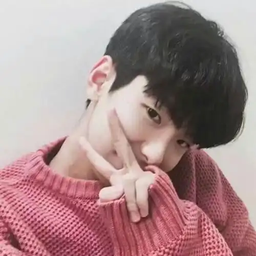 调皮少年剪刀手头像