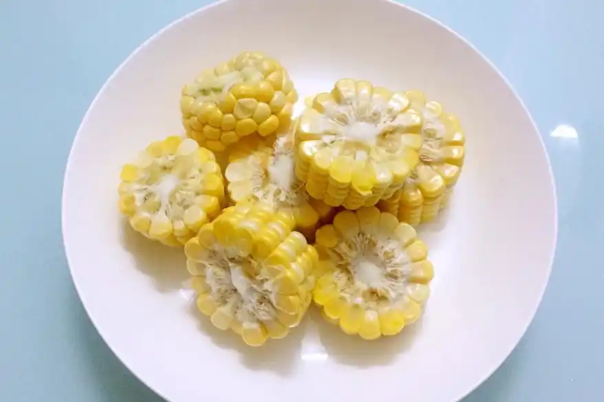 第二步:可以给玉米切开,胡萝卜切块,冬瓜切片用.