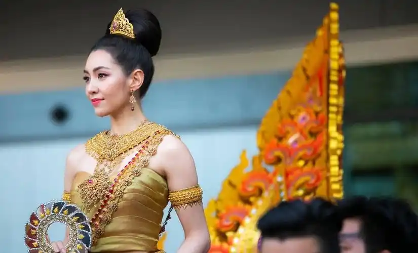 泰国女明星着泰服扮宋干女神