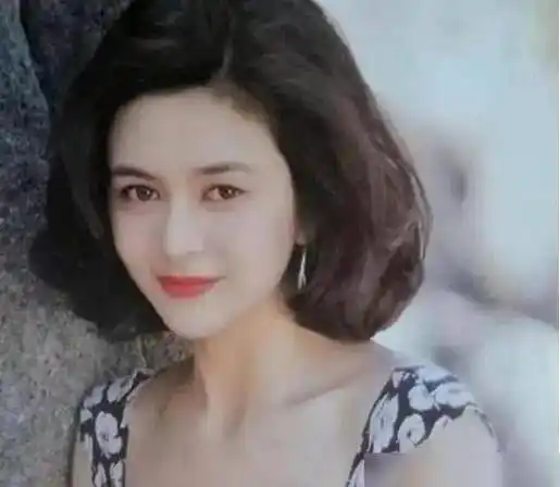 向华强年轻时长啥样? 当照片流出, 才知为啥成龙怕他, 关之琳爱他