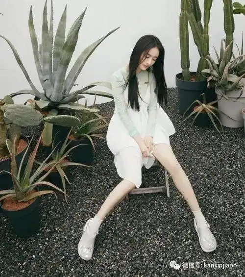 绿色鞋子搭配图片大全,绿色高帮帆布鞋配什么裤子(红袜配绿鞋~新加坡