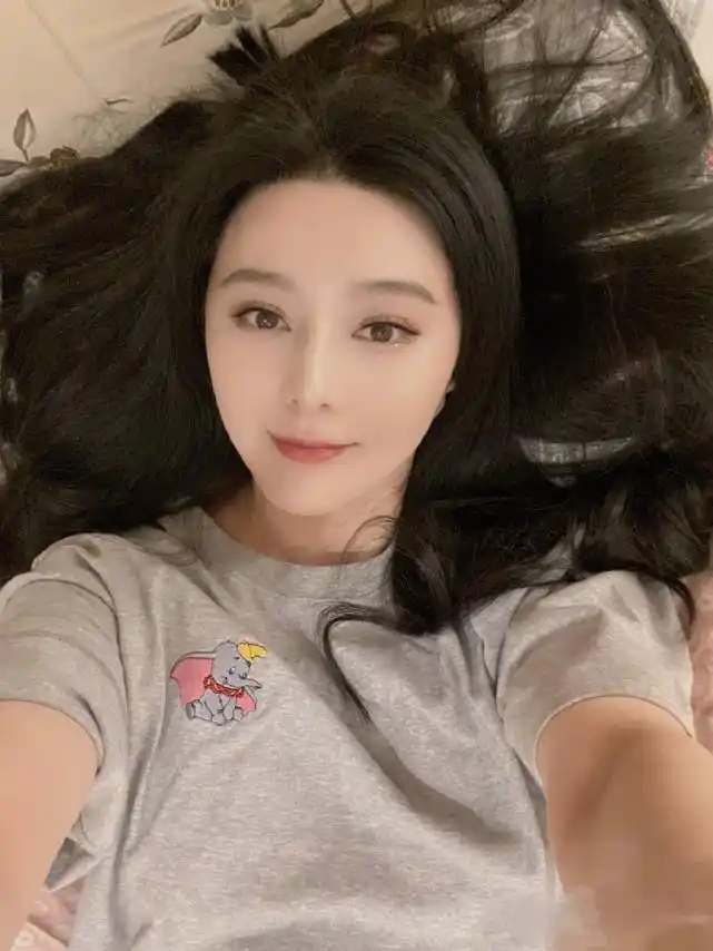 原创范冰冰好消息不断穿高定礼服美艳动人家居照疑现价值半亿名画