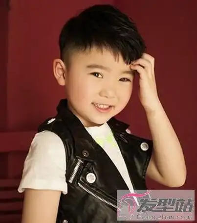 剃鬓角短发小男孩鬓角处的头发剃得很光滑,搭配刻痕设计特别吸睛,顶部