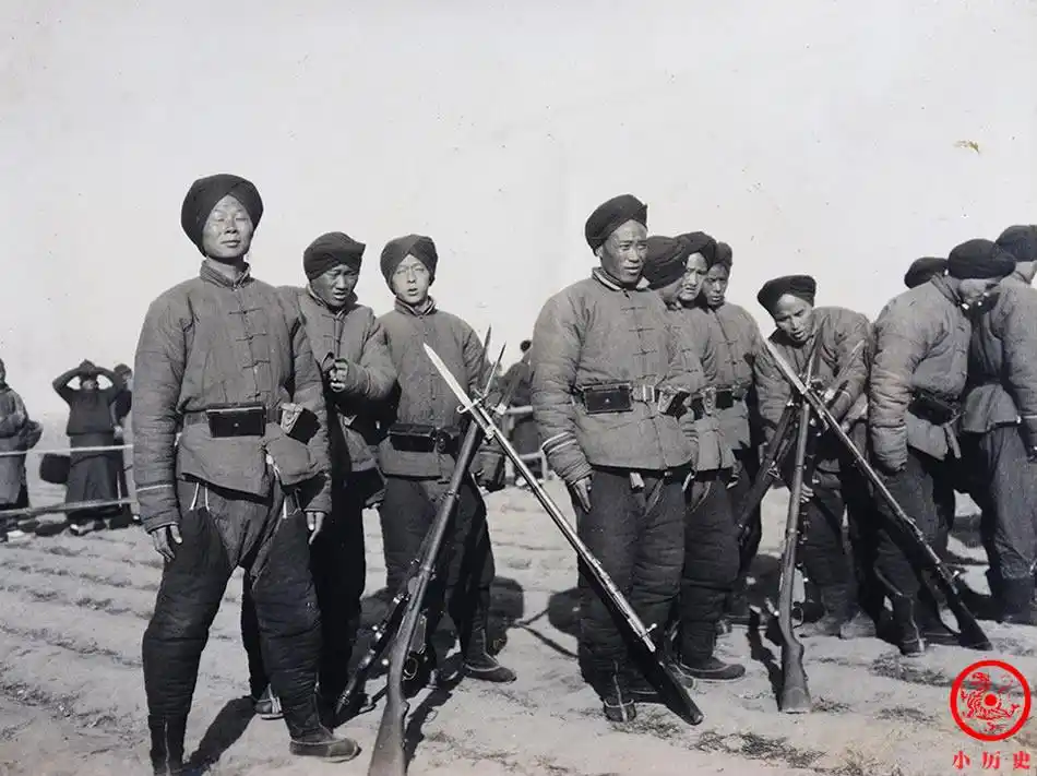 清末老照片:男人大辫子高高飞起,女子骑骆驼显霸气