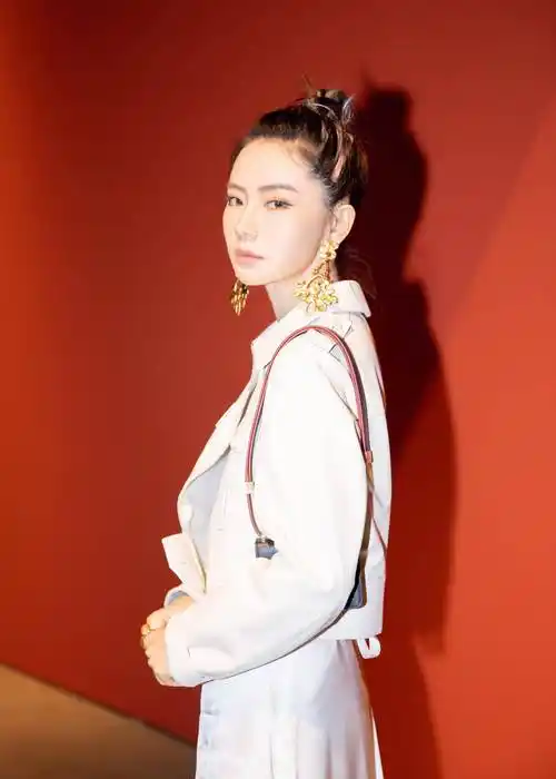 戚薇出席时装周状态不佳引热议!网友:一脸苦相,像老年刘雪华