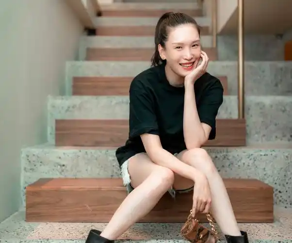 秦岚主演的电视剧《她只是不想输》正式开机,都有哪些演员参演呢