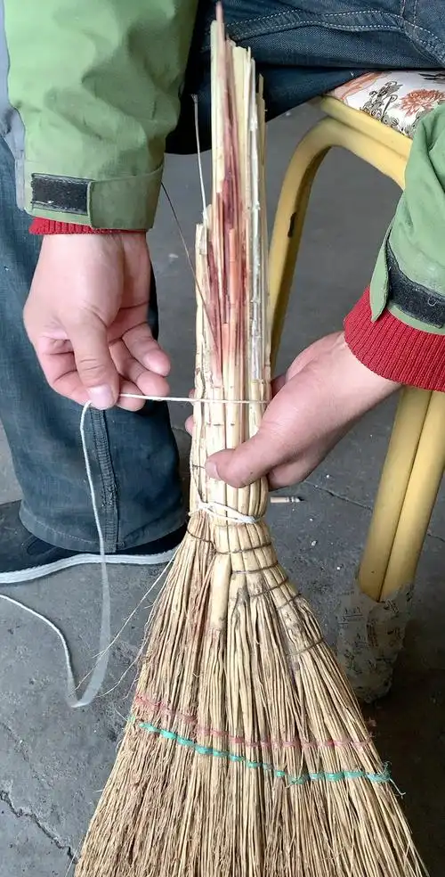 你知道扫把是如何绑的吗?三秒学会.-度小视