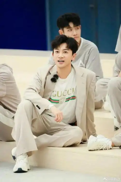 47岁苏有朋3个月减重16斤秀肌肉上热搜人到中年一定要运动