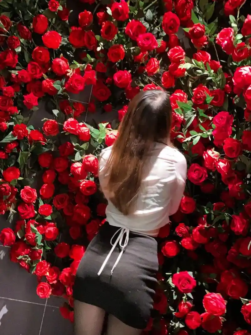 玫瑰花海.不止玫瑰有爱意#情感 #分享照片 #原相机 #美女 - 抖音