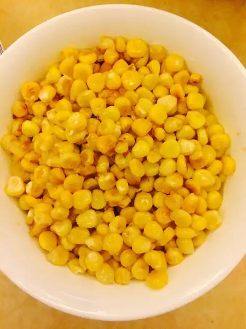 爆炒玉米,一个简单到只需要放盐就可以完成的菜.