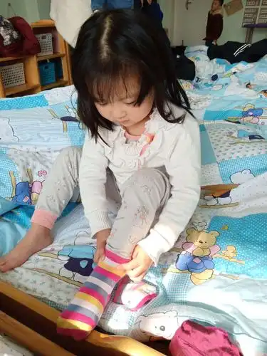 瞧,我在自己穿袜子