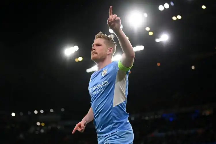 德布劳内庆祝进球.