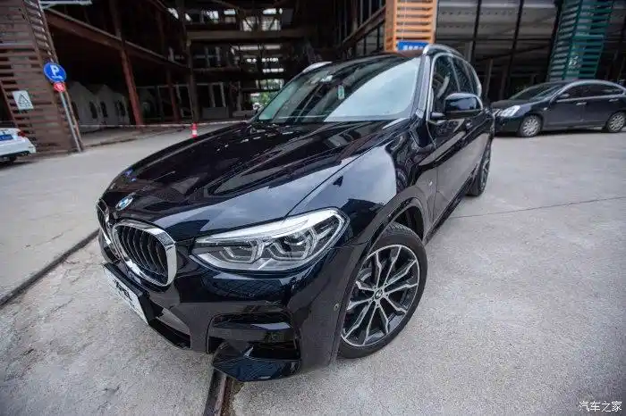 宝马x3炭黑色外景实拍