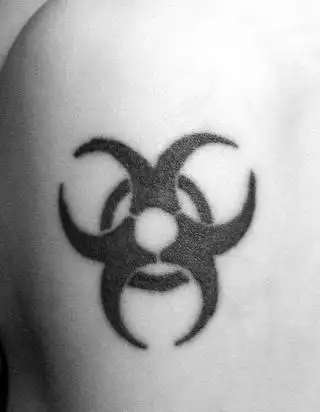 肩部圆形黑色标志纹身图案