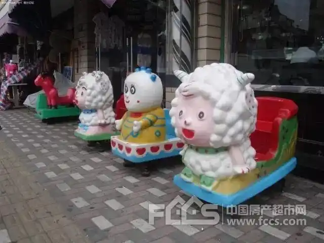 为啥超市门口要摆一排放音乐的摇摇车?