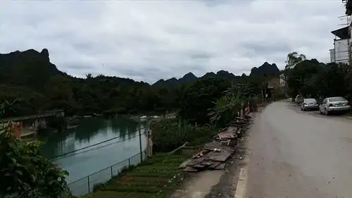 走不远就到了归春河畔,这是中越的界河,河对岸是越南.