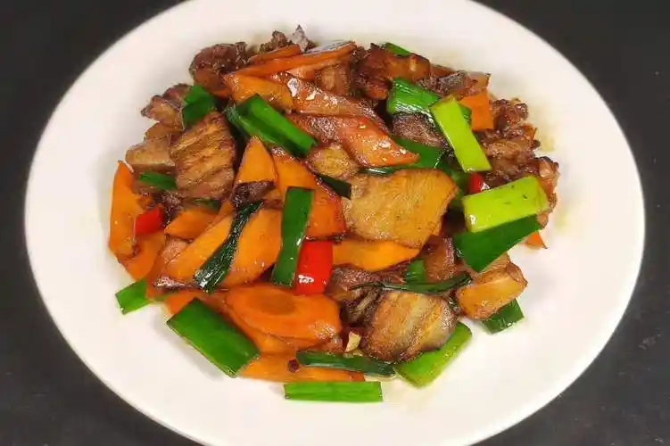 胡萝卜炒五花肉的家常做法荤素搭配清淡爽口别提多好吃了
