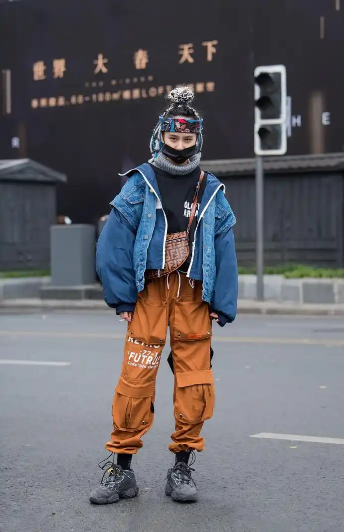 成都街拍:成都的街头不时就有嘻哈女孩的出现,看起来非常的酷!