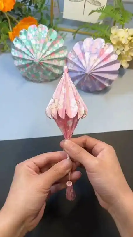一起来折一把可以打开的迷你小雨伞吧!#亲子手工 #秒懂创意的微博视频