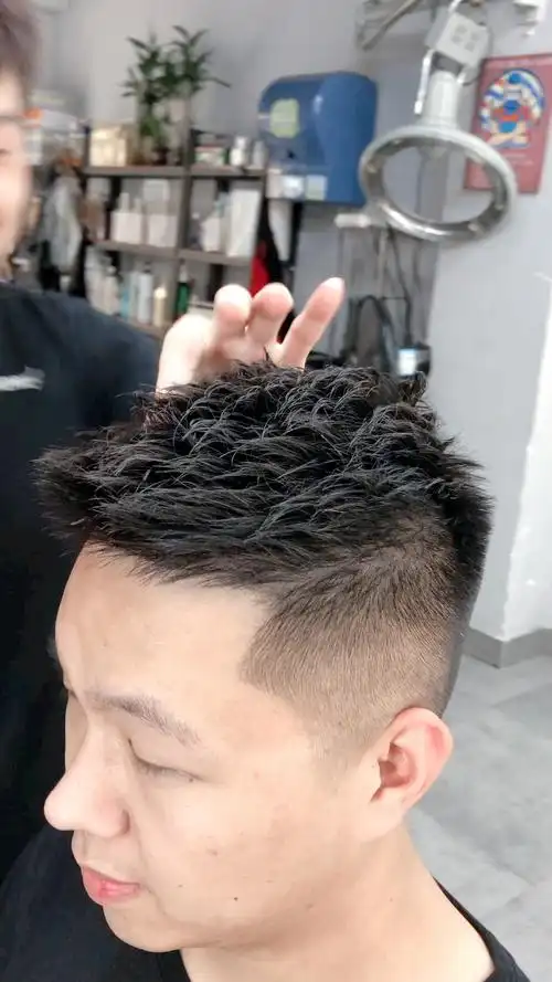 凌乱短发飞机头,标签:时尚清爽,好打理.