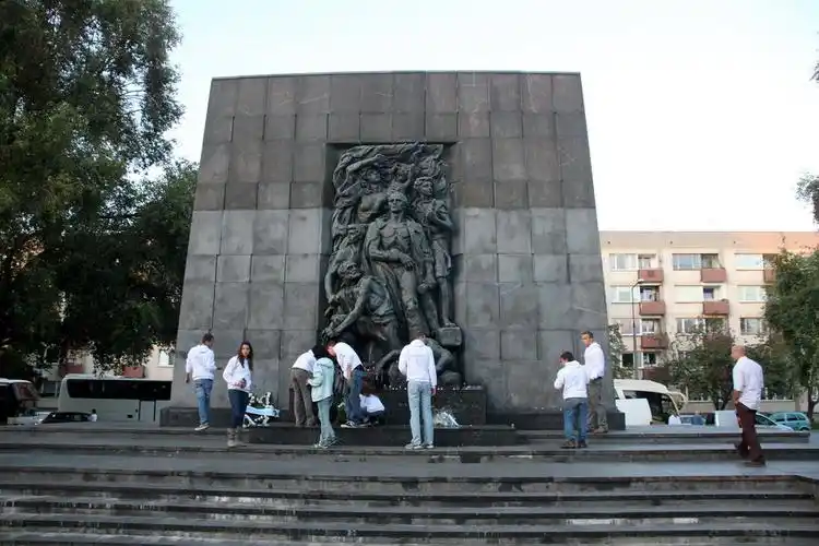 华沙 犹太起义纪念碑 就是德国前总理下跪的地方