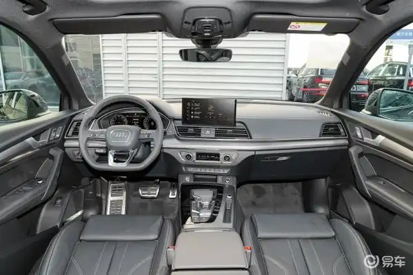 在内饰方面,新一代奥迪q5l延续了上一代车型的设计,整体的内饰风格