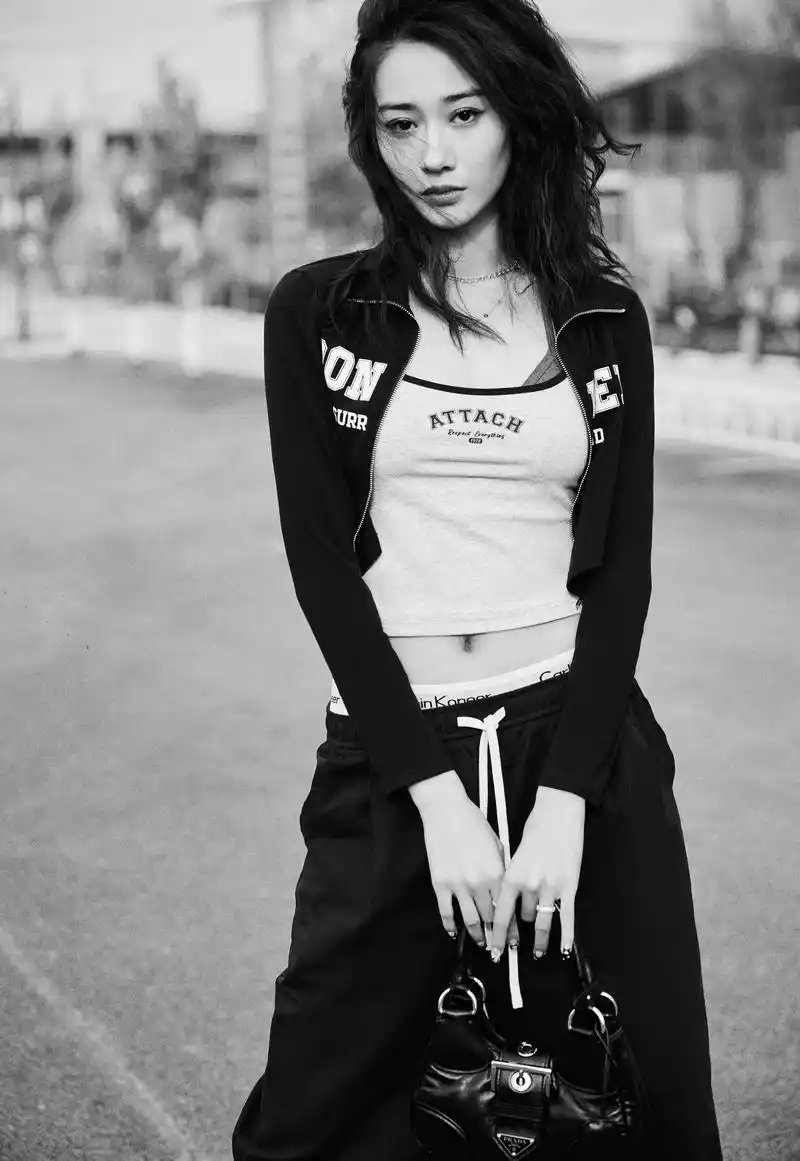 范帅琦大波浪街头酷气十足写真