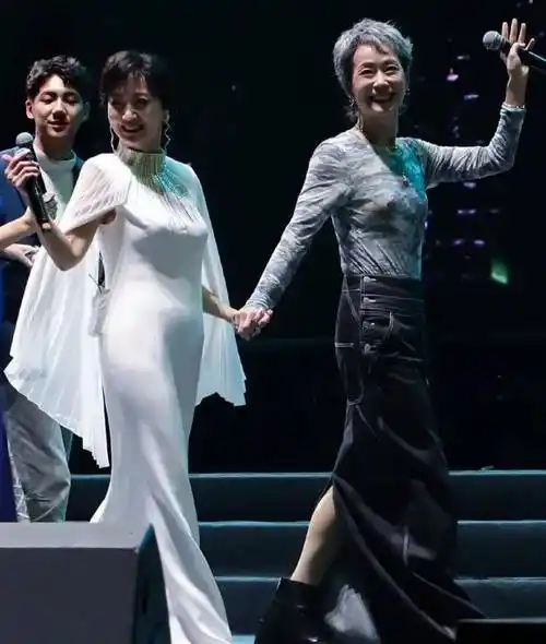 当61岁叶童同框70岁赵雅芝,终于见识了"自然老"与"医美老"的差距有