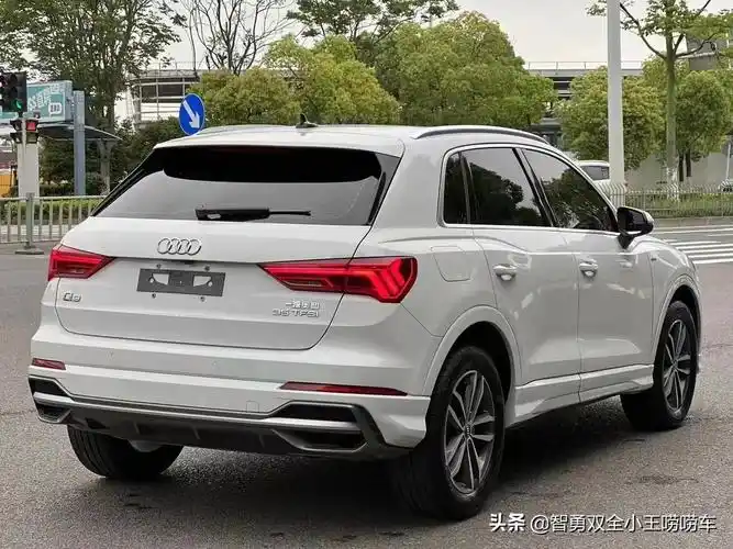 最新到店21年新款奥迪q3里外成色如新两块高清液晶大屏翻毛皮电动座椅