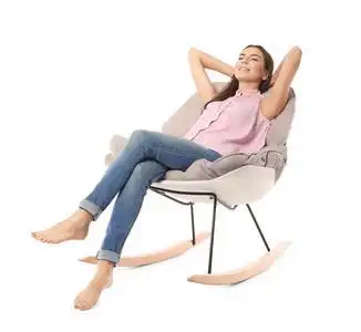 白色的摇椅上图片