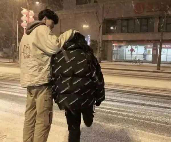 最近火了"壁咚"情侣头像,大号:老婆我错了!小号:站好!