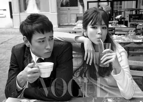 姜栋元宋慧乔拍摄画报 演绎甜蜜情侣氛围