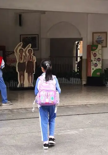 送你上学 看你被书包压着的小小身板 看着你的背影渐行渐远 那是一种