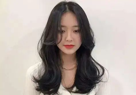 瓜子脸女生中分大卷发烫发发型