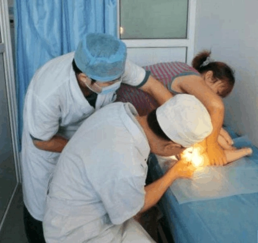 给孩子把尿要几个小时,受罪的是孩子,知道缘由后妈妈直接对婆婆翻脸了