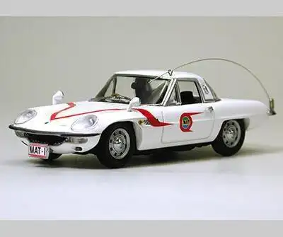 还有车灯往后拉隆起甚至有点cosmo味道在其中(杰克奥特曼中mat队战车)