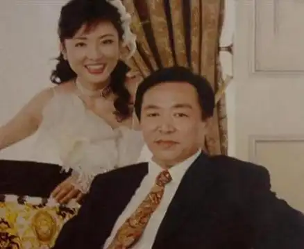 回顾:嫁豪门的央视主持人,丈夫破产替夫还债,被赶出门下场凄惨