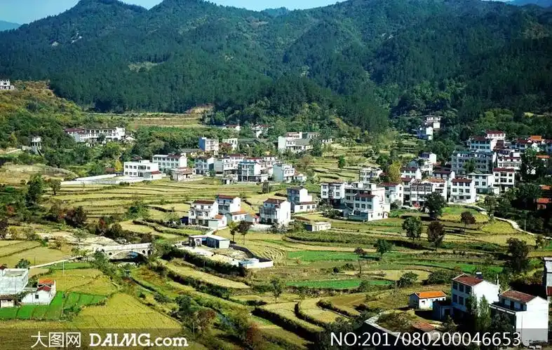 山脚下美丽的村落全景摄影图片_大图网图片素材