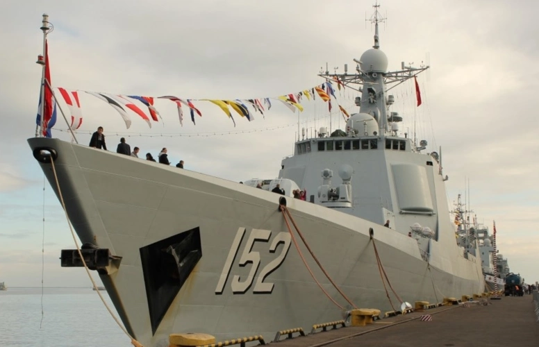 开放日上那些老外拍摄的我国152济南号导弹驱逐舰