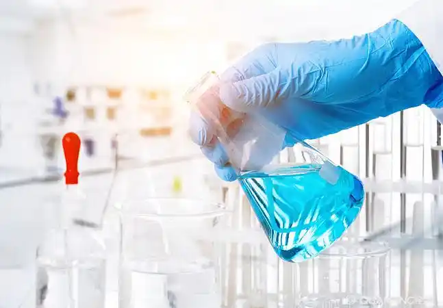 科学家在化学实验室做实验