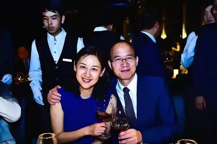 主持人王津元:嫁给大4岁富豪郭广昌,生下3个孩子,今52岁很幸福