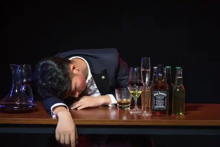 直到深夜,小张酒劲不退,难受的昏天暗地,于是使出大多数人用过的醒酒