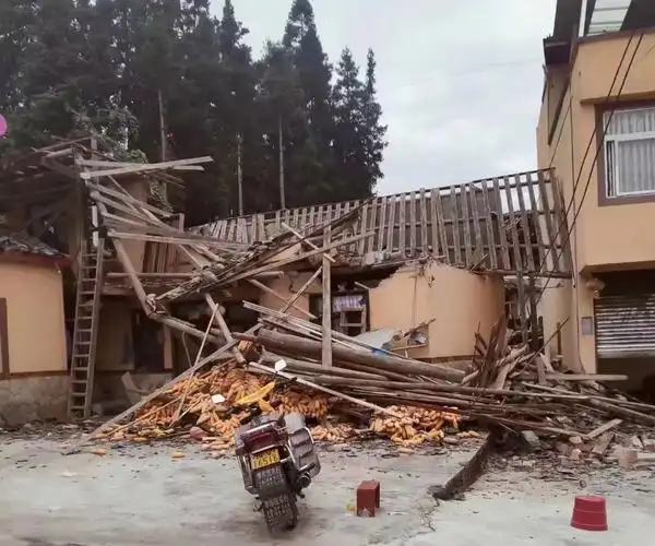 共和村倒塌的房屋.受访者供图