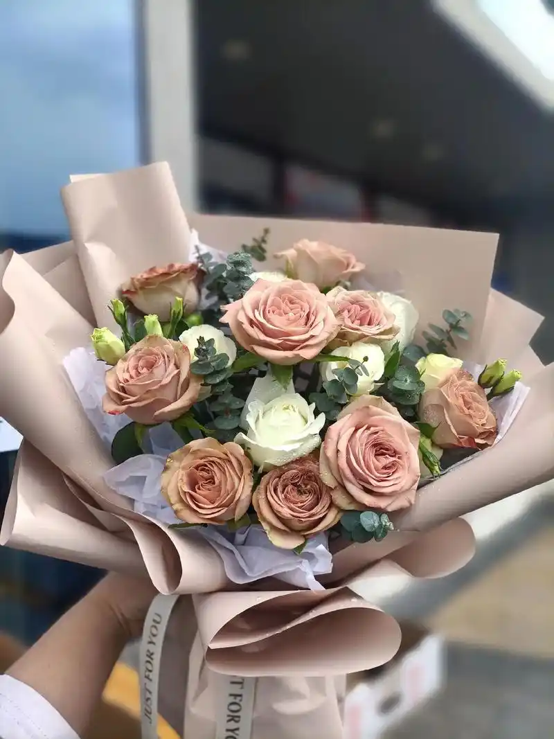 卡布奇诺玫瑰 #送给闺蜜的生日花束,祝她生日快乐!越来越年 - 抖音