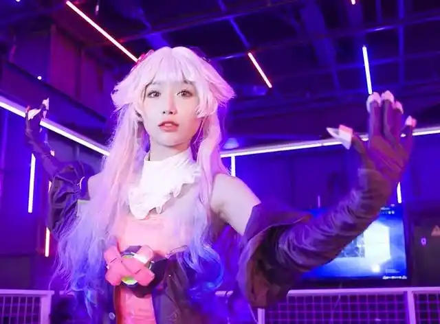 想必不少直播间的老观众们都记得小深深儿这位女主播,当年的她在斗鱼